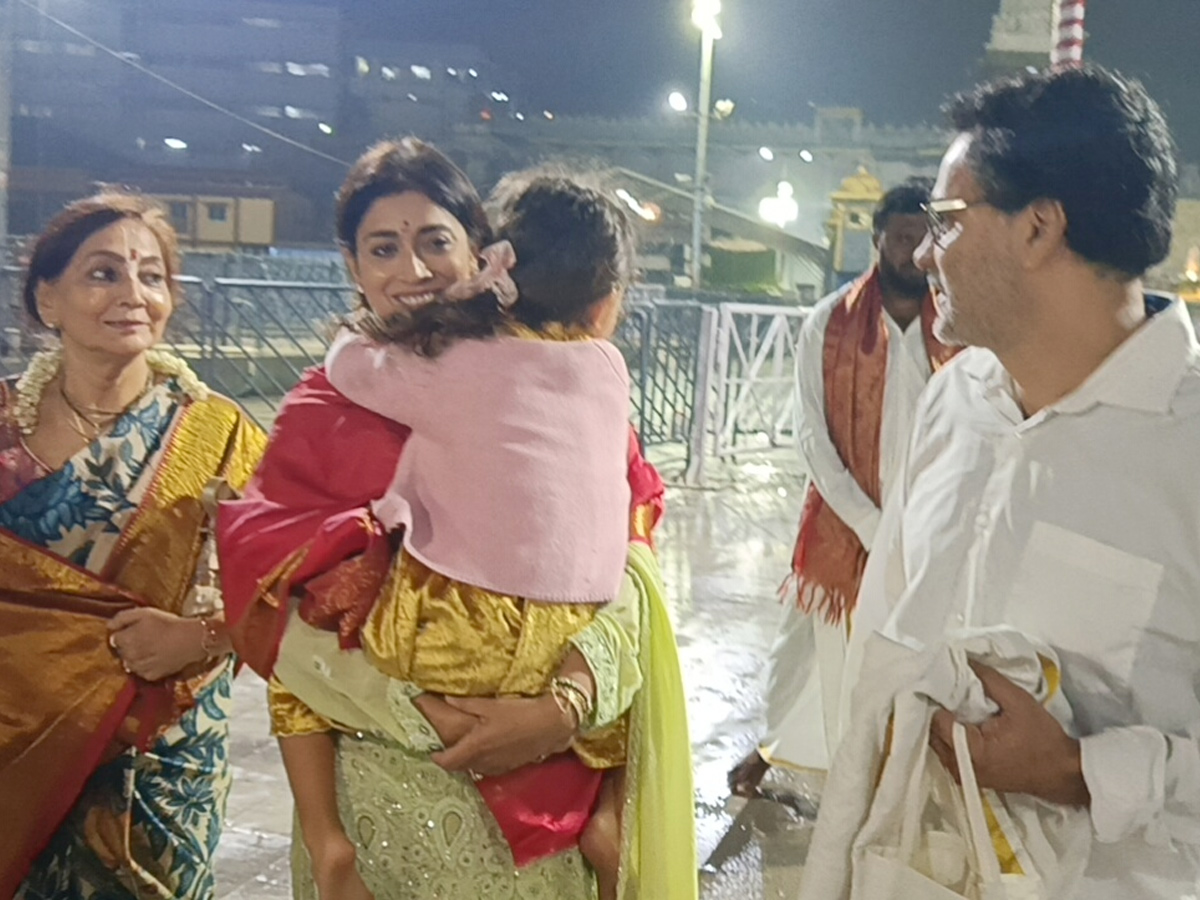 Actress Shriya Saran Visits Tirumala With Family Photos8