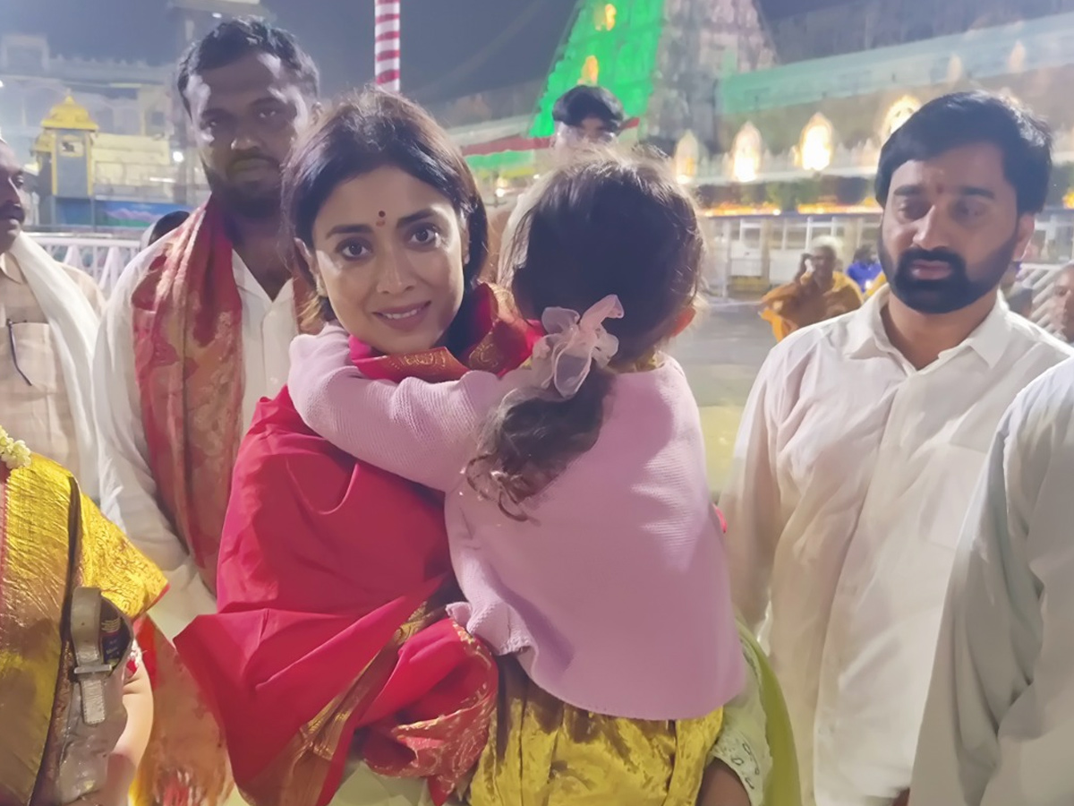 Actress Shriya Saran Visits Tirumala With Family Photos9