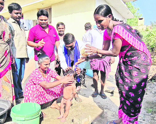 చిన్నారికి లాల.. ఓటు వల 1