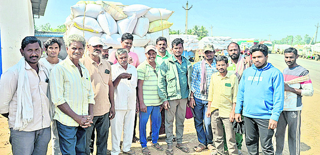 ఎక్కడి ధాన్యం అక్కడే..! 1