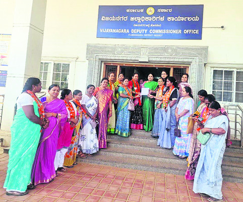 ముఖ్యమంత్రి క్షమాపణ చెప్పాలని డిమాండ్‌ 1