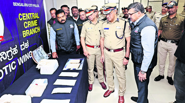 డ్రగ్స్‌ విక్రేతల అరెస్టు, రూ.4.20 కోట్ల సరుకు సీజ్‌ 1