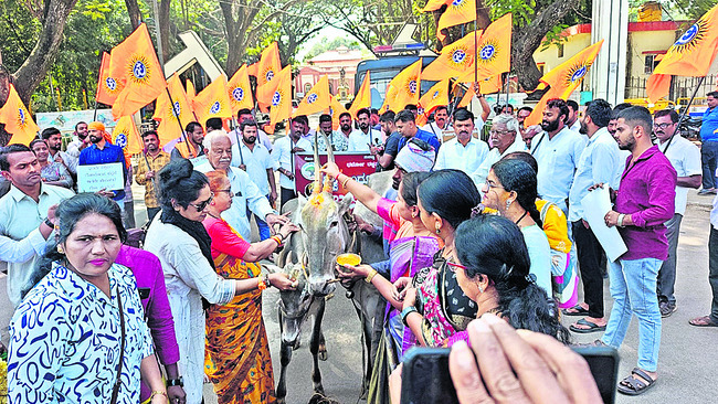 గోవధ నిషేధ చట్టానికి  గండి కొట్టొద్దు 1