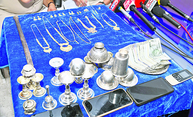 తాళం వేసిన ఇళ్లే టార్గెట్‌ 1