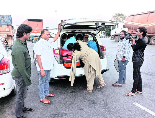 చిన్నారికి లాల.. ఓటు వల 2