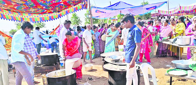ఎన్నికల సిబ్బంది.. సౌకర్యాల్లేక అవస్థలు 1
