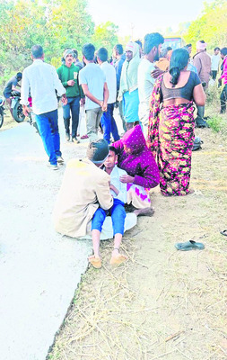 ఆటో బోల్తా పడి విద్యార్థి మృతి1