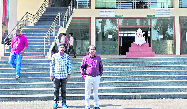 టెట్‌ పరీక్ష కేంద్రాన్ని           సందర్శించిన డీఈఓ 1
