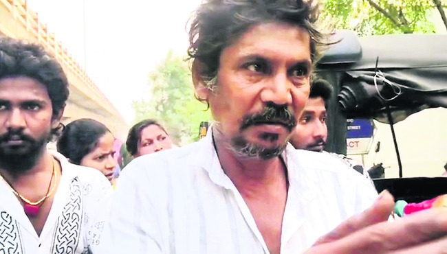 సాయం చేయబోయిన వ్యక్తిపై కత్తితో దాడి1