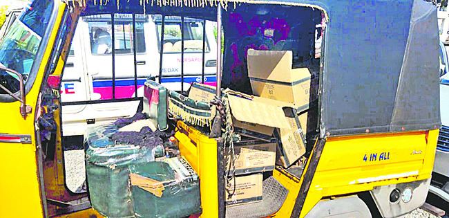 అక్రమంగా తరలిస్తున్న మద్యం పట్టివేత 1