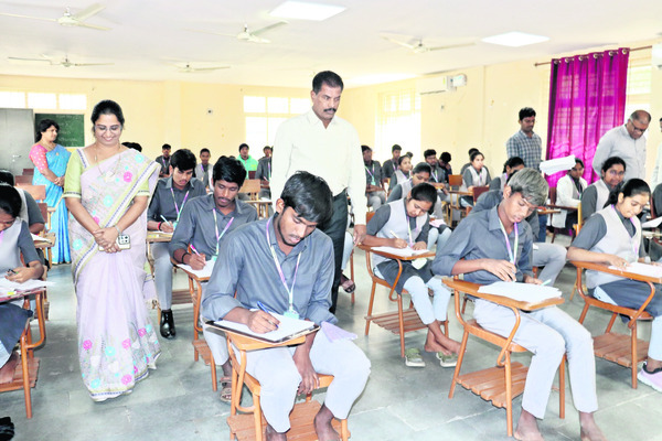 రైల్వే మంత్రిని కలిసిన ఎమ్మెల్యే కేవీఆర్‌
2