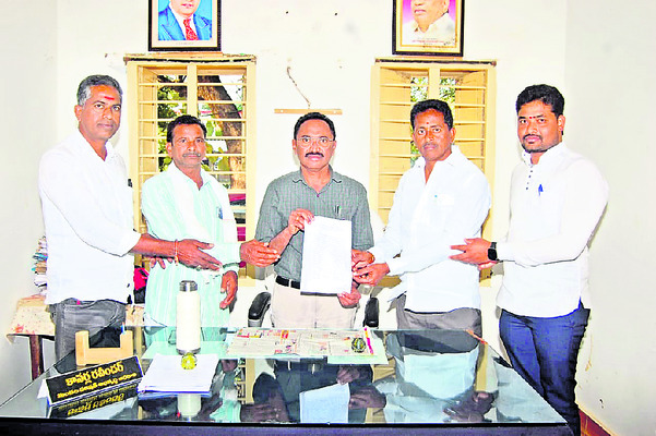 ఉపసర్పంచ్‌పై ఎంపీడీఓకు ఫిర్యాదు1