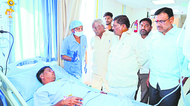 కంటైనర్‌ను ఢీకొట్టిన ప్రైవేట్‌ బస్సు1