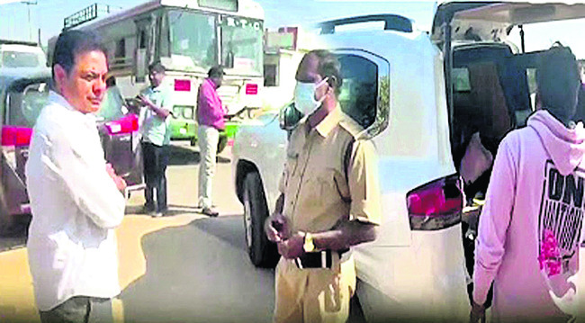 కేటీఆర్‌ కాన్వాయ్‌ తనిఖీ1