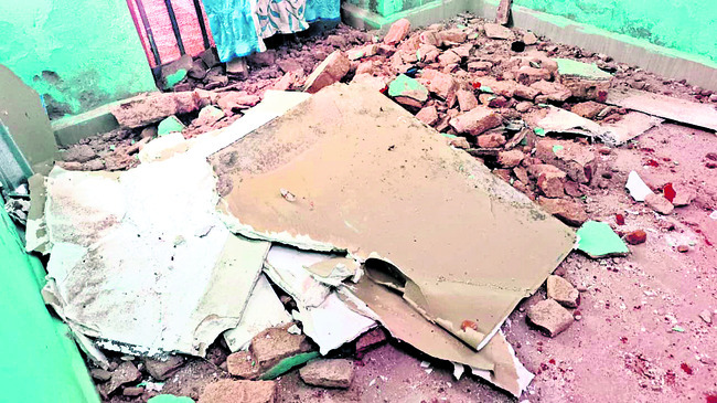 సబ్‌ ట్రెజరీ కార్యాలయంలో ఊడిపడ్డ పైకప్పు 1