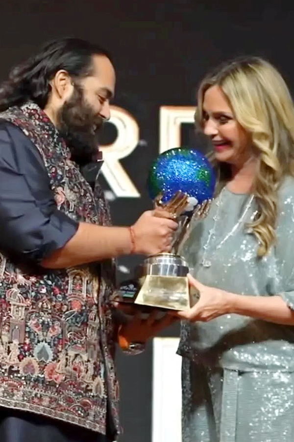 Anant Ambani Receives the Global Humanitarian Award Photos3