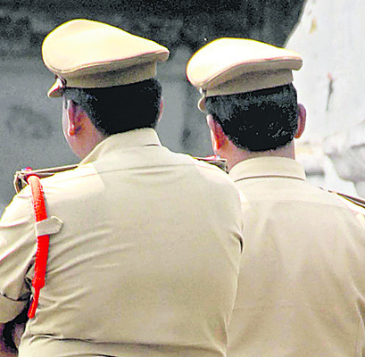 పోలింగ్‌ బూత్‌లోకి పోలీసులకు అనుమతి లేదు 4