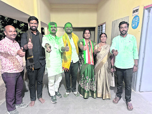 కాంగ్రెస్‌ మద్దతుదారుల హవా1