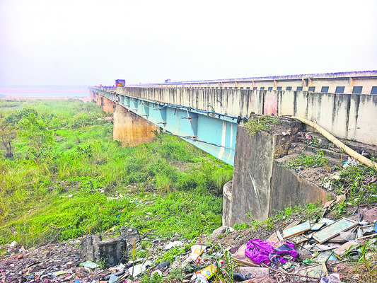 తొలి వంతెనకు వీడని కష్టాలు
1