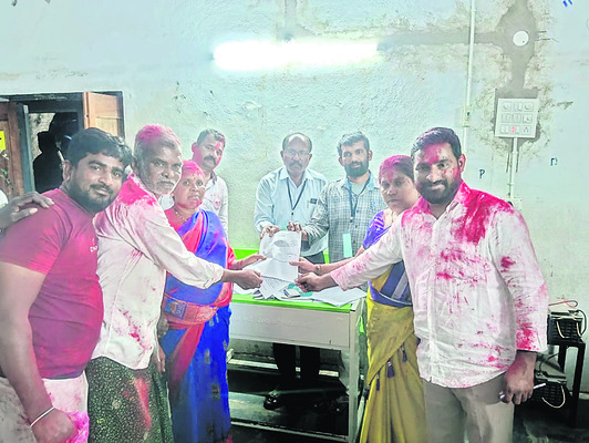 కాంగ్రెస్‌ మద్దతుదారుల విజయకేతనం1