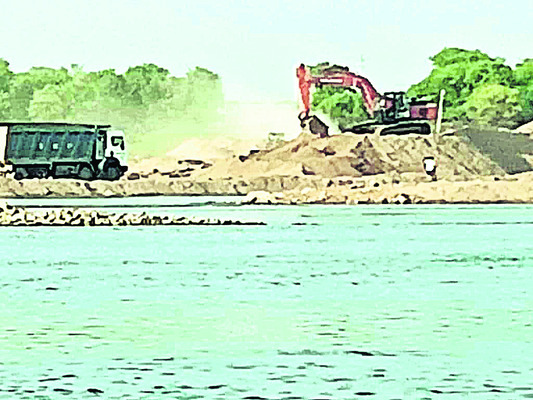 యథేచ్ఛగా ఇసుక అక్రమ రవాణా2