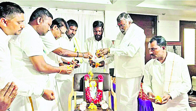 మహిళలపై దౌర్జన్యాలు అరికట్టాలి
3