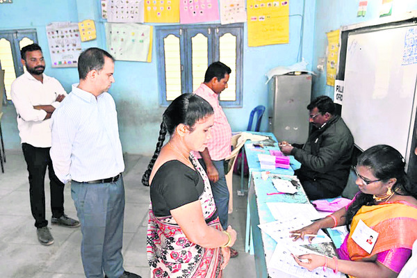 పోలింగ్‌ కేంద్రాలను పరిశీలించిన కలెక్టర్‌
1