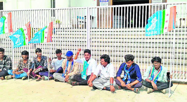 అమ్మవారి సేవలో మంత్రాలయం పీఠాధిపతి 1