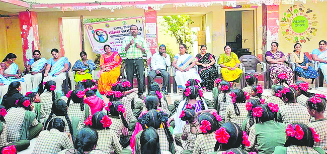 ఖాళీ బిందెలతో మహిళల నిరసన 1