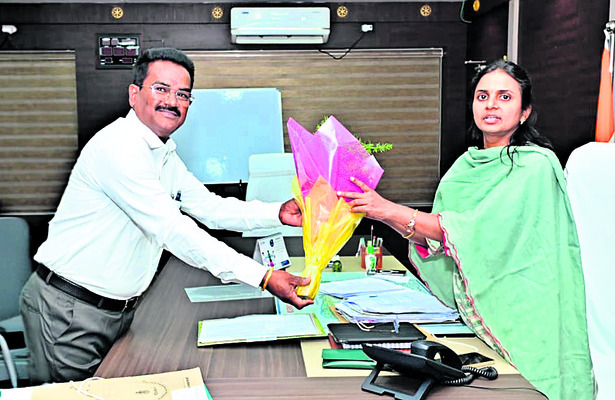 బాధ్యతలు స్వీకరించిన డీఈఓ 1