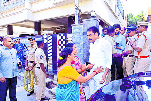 కన్నీరు పెట్టించిన కుటుంబసభ్యుల ఆవేదన 1