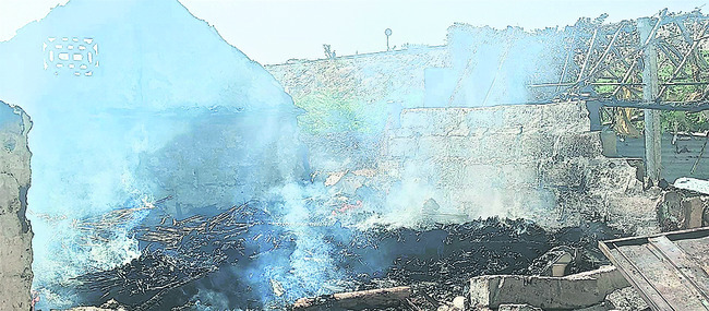 షార్ట్‌ సర్క్యూట్‌తో  గుడిసె దగ్ధం 
1