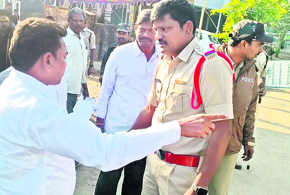 పోలింగ్‌ కేంద్రం సమీపంలో ఉద్రిక్తత 1