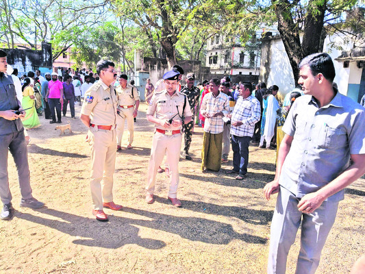 పోలింగ్‌ కేంద్రాల పరిశీలన1