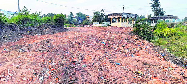 కన్ను పడిందా.. స్థలం గోవిందా! 1