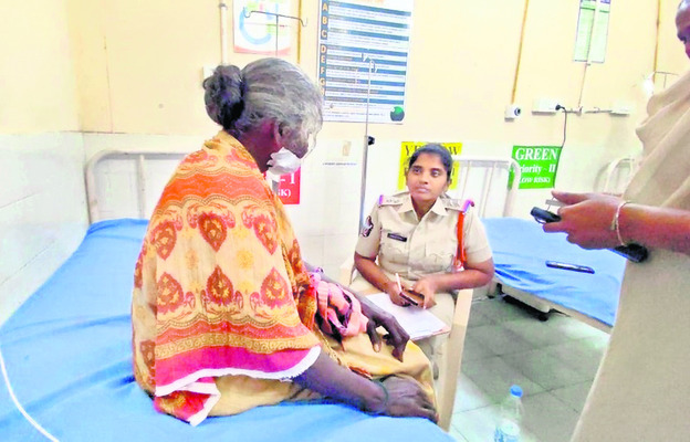 పార్క్‌ చేసిన కారుకు మంటలు 1