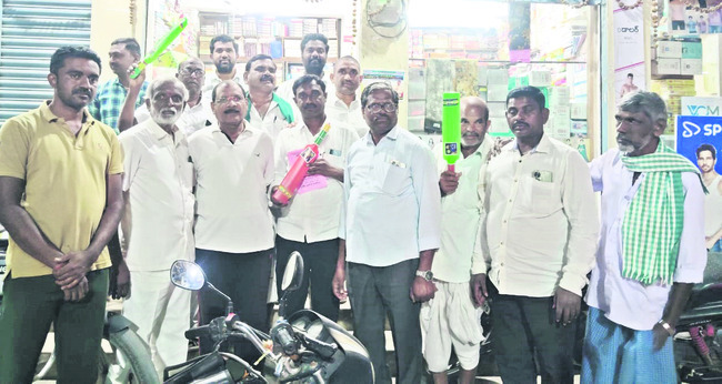 ఎమ్మెల్సీని కలిసిన  కాంగ్రెస్‌ నగర అధ్యక్షుడు 1