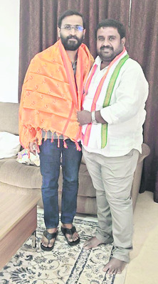 ఎమ్మెల్సీని కలిసిన  కాంగ్రెస్‌ నగర అధ్యక్షుడు 2