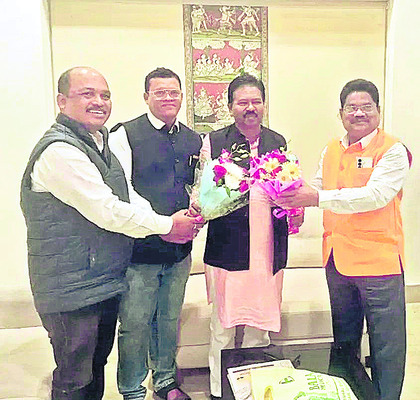 మాజీ మంత్రిని కలిసిన కోడూరు 1