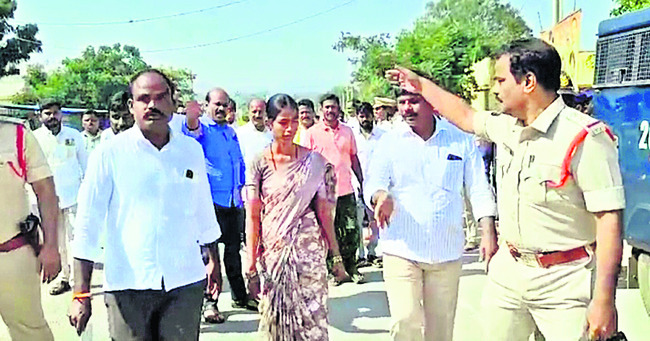 ప్రజాస్వామ్యానికి పాతర 1