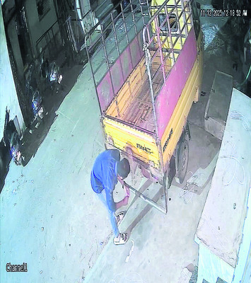 రెండు బైక్‌ల కాల్చివేత1