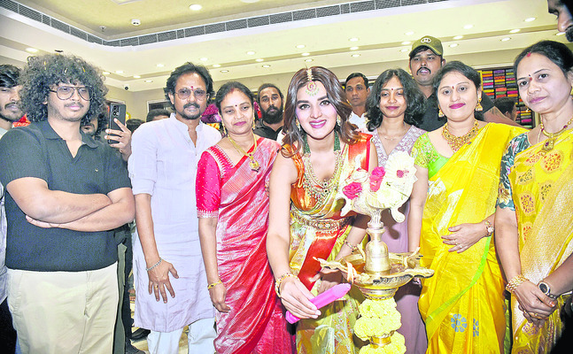 రుక్మిణి సిల్క్స్‌లో.. వస్త్రాల నిధి 1