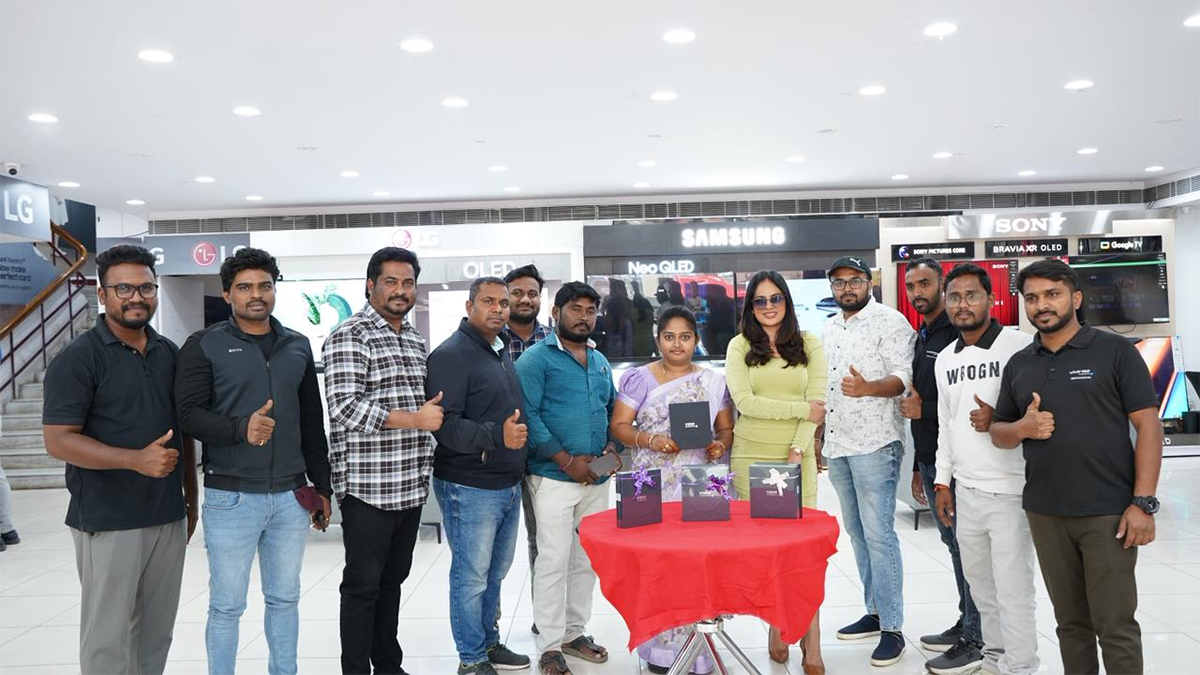 మొదటి కస్టమర్లలో ఒకరికి ఫోన్‌ అందజేస్తారు.3