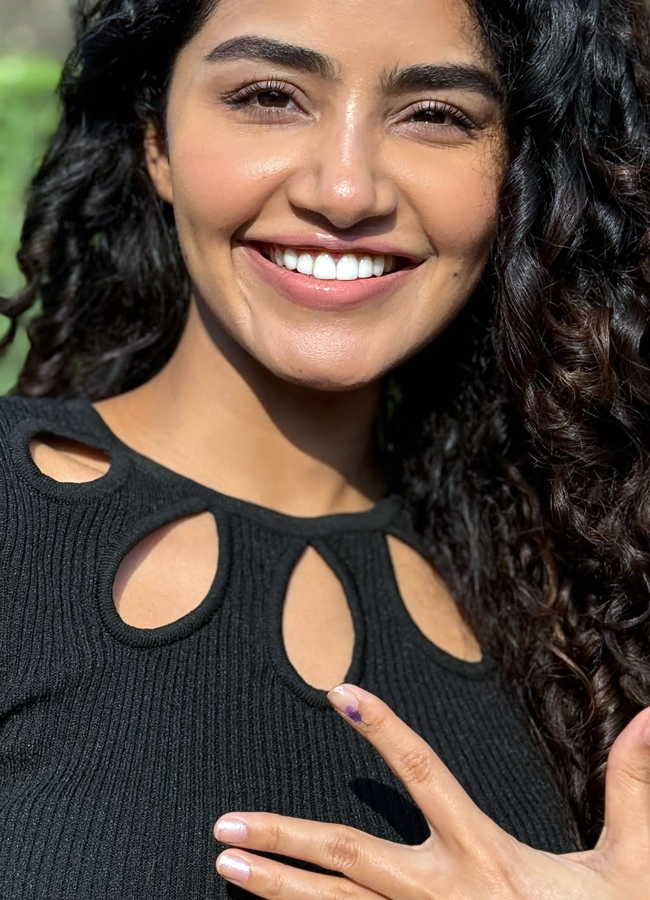 Anupama Parameswaran looks stunning in saree (photos)14