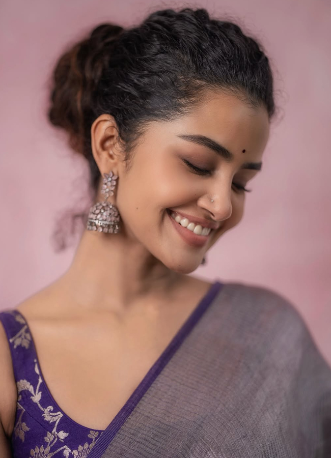 Anupama Parameswaran looks stunning in saree (photos)10