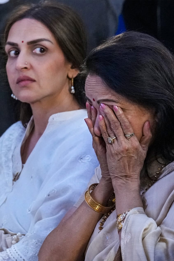 Hema Malini Hosts prayer meet for Dharmendra In Delhi Photos3