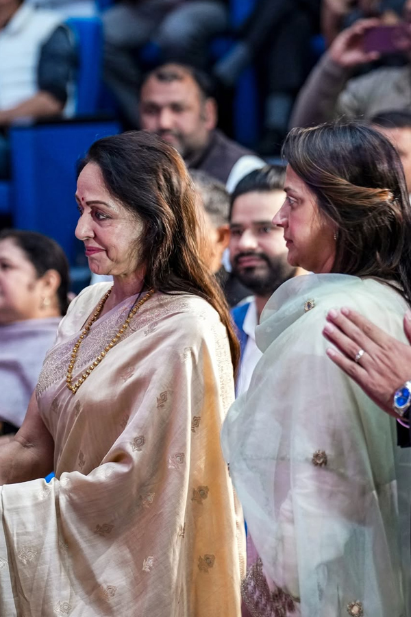 Hema Malini Hosts prayer meet for Dharmendra In Delhi Photos9