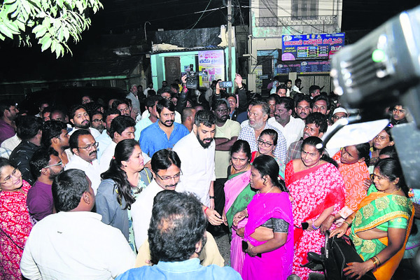 నవాబుపేట పోలీస్‌స్టేషన్‌ వద్ద ఉద్రిక్తత 1