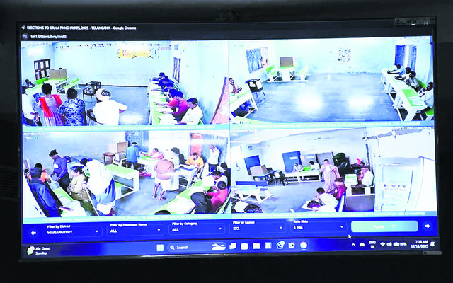 వెబ్‌కాస్టింగ్‌ను పర్యవేక్షించిన కలెక్టర్‌ 1