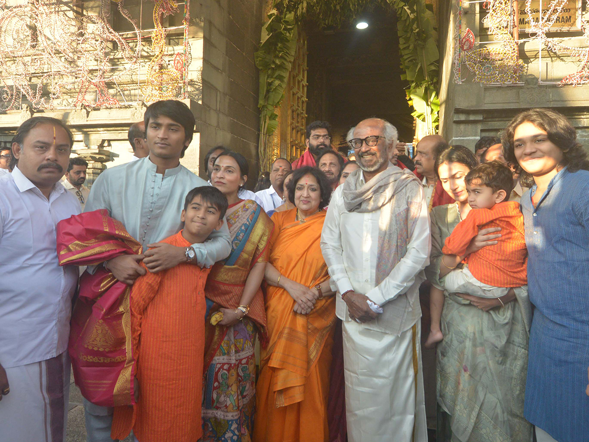 Rajinikanth Visits Tirumala Along With His Family Photos4